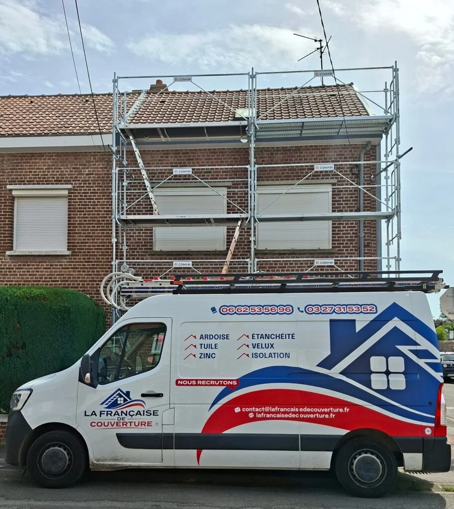 Camion La Française de Couverture devant un chantier de toiture sous échafaudage