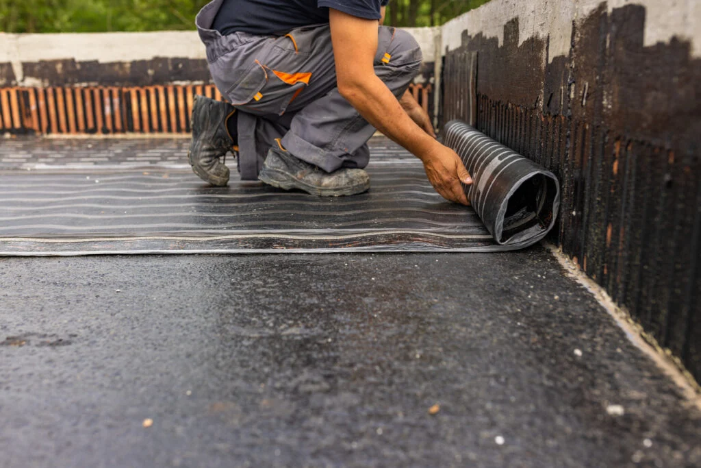 Pose d'une membrane d'étanchéité sur toit plat