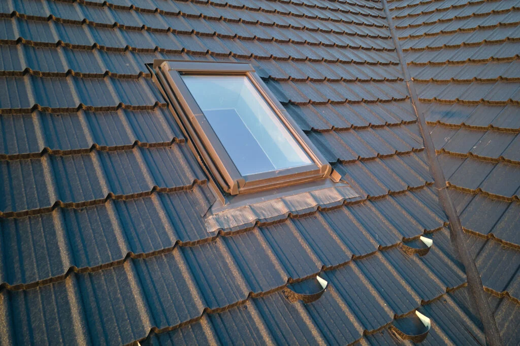 Fenêtre de toit sur une toiture en tuiles