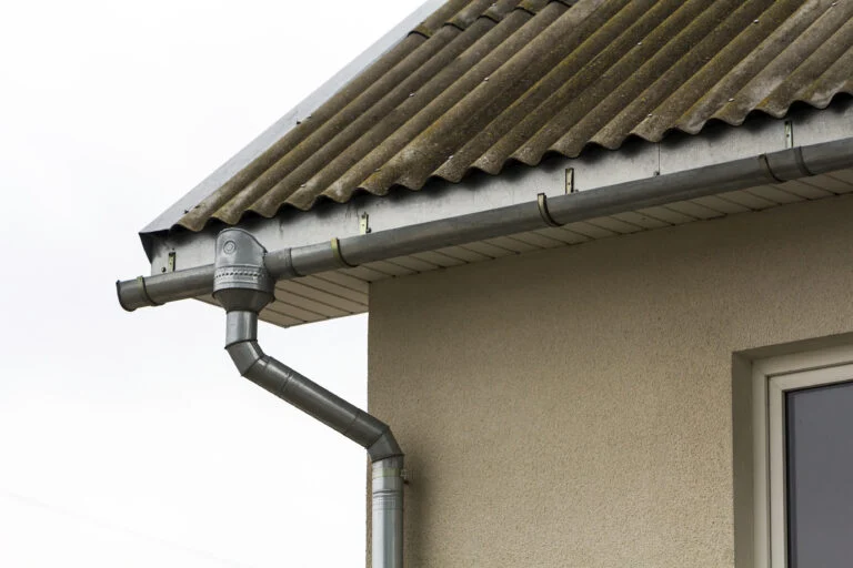 Angle de maison équipé d’une gouttière en acier
