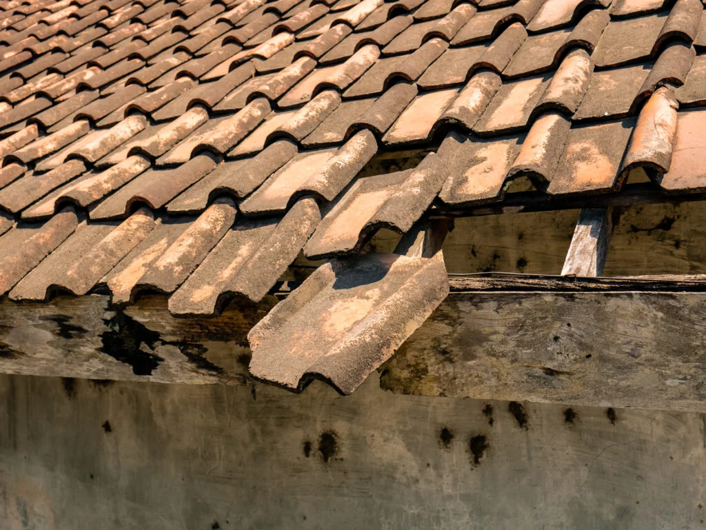 Tuile déplacée sur une toiture après un coup de vent