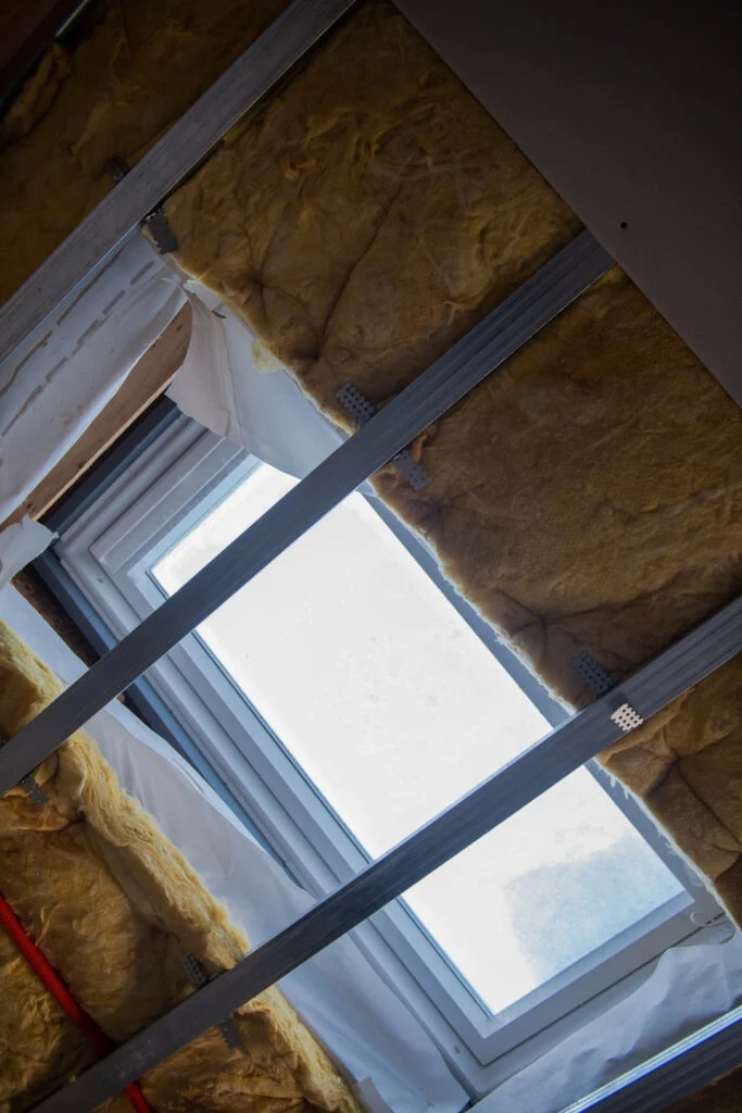 Pose d’une fenêtre de toit sur un chantier de rénovation
